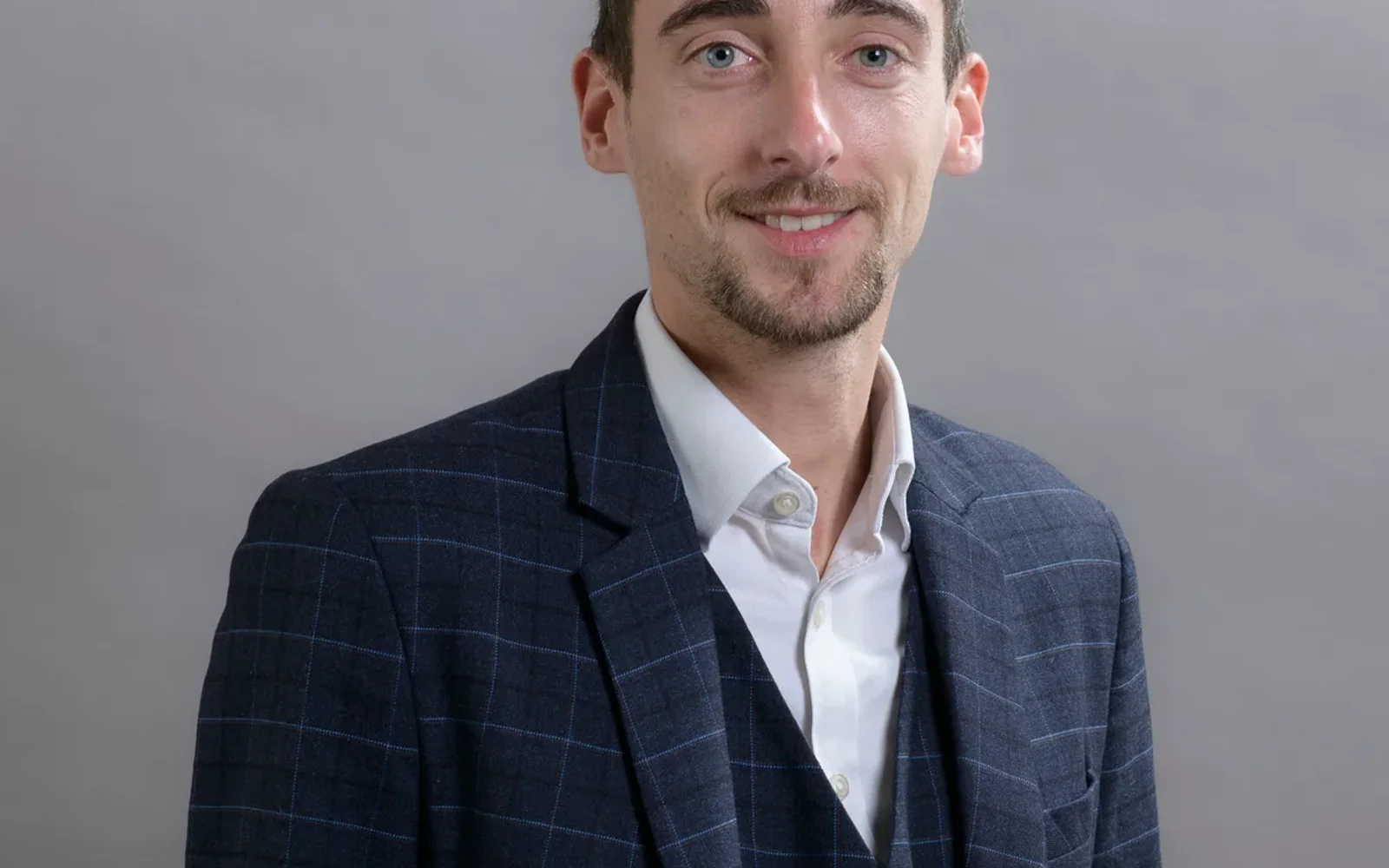 Portrait studio d’Adrien Lainé utilisé dans la refonte du site Digitalaine